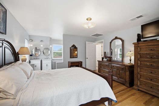 62-web-or-mls-949 Redway Ave-62