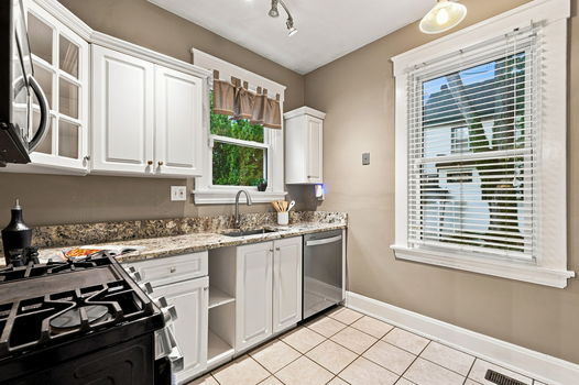16-web-or-mls-3106 Markbreit Ave-16