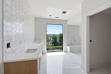 39-web-or-mls-3047 Walworth Ave-39