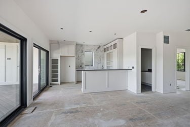 46-web-or-mls-3047 Walworth Ave-46