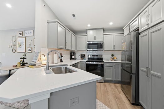 13-web-or-mls-588 Foxhill Dr-13