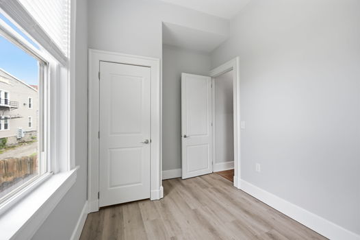 16-web-or-mls-2281 Loth St-16