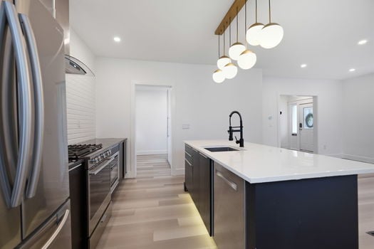 16-web-or-mls-2560 Hackberry St-16