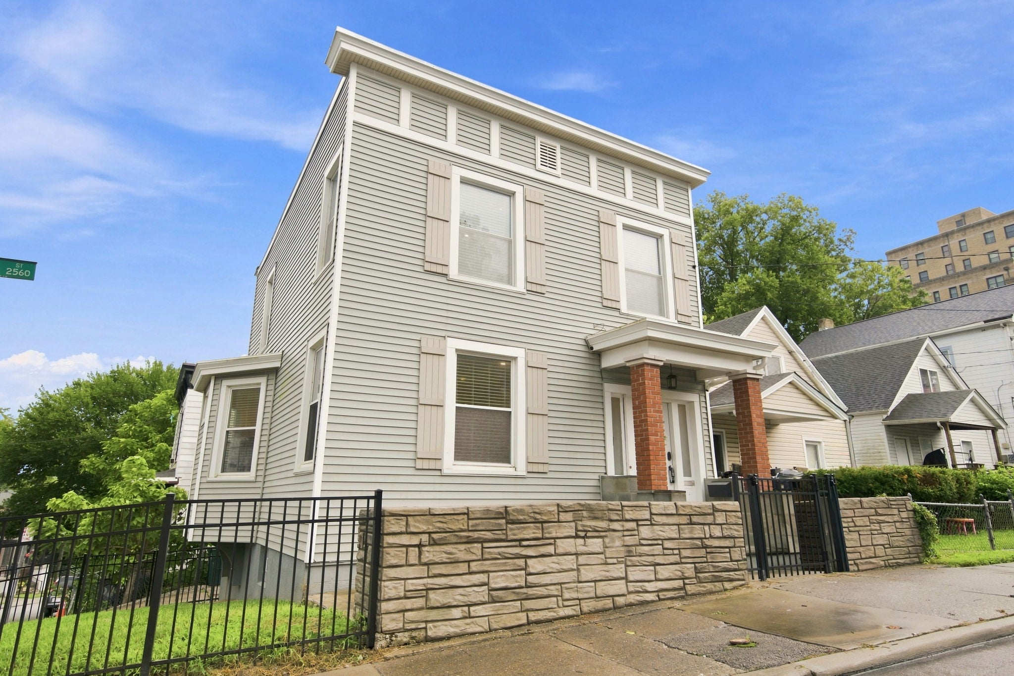 46-web-or-mls-2560 Hackberry St-46