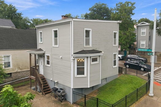 57-web-or-mls-2560 Hackberry St-57
