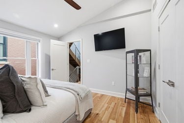 38-web-or-mls-208 Wade St-38