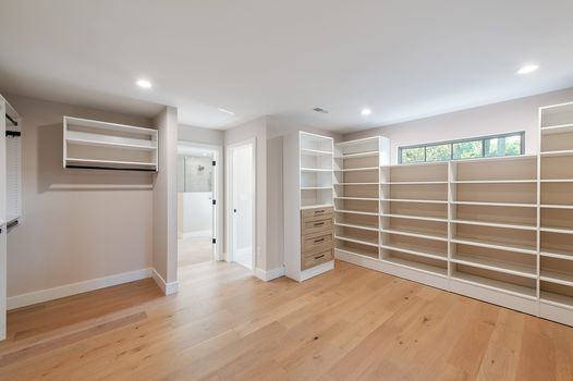 39-Walk Thru Closet