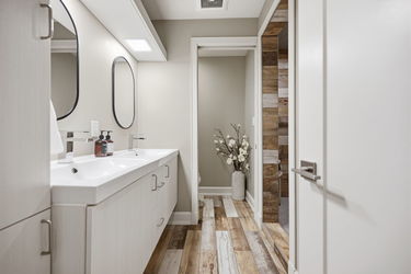 47-web-or-mls-208 Wade St-47