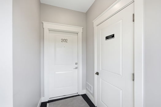 27-web-or-mls-739 Manhattan Blvd-27