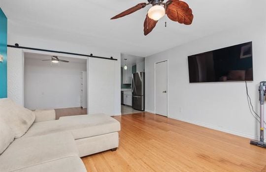 407 Requeza St E9 - living 4