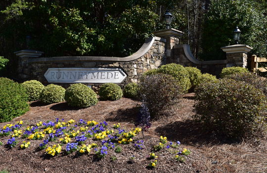 runneymede-neighborhood-entrance-sign-davidson-nc