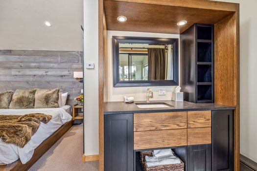 521 E Lionshead Circle 602 22