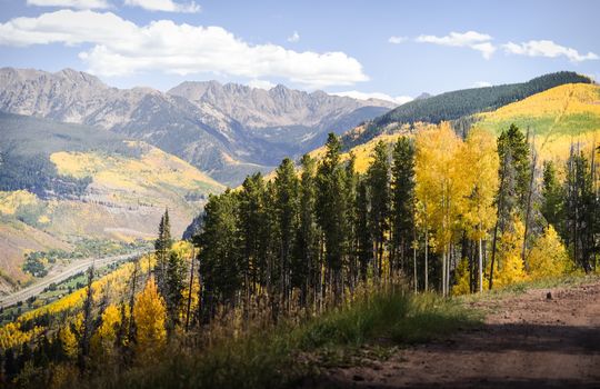 Autumn,,Landscape,View,Of,The,Gore,Range,And,Golden,Peak
