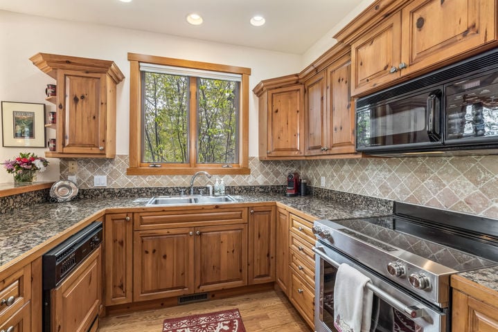 25 Cottage Cirlcle_0013