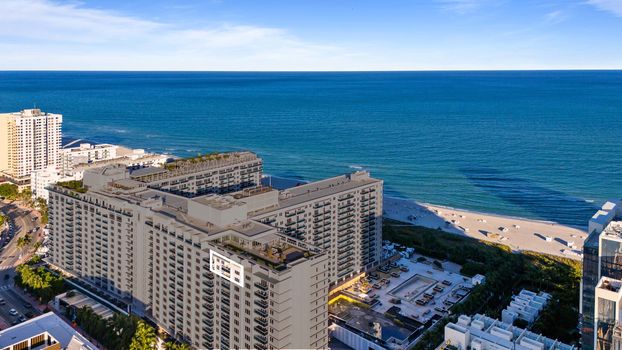 02_2301_Collins_Ave_Apt_1634_-_Luxury_Real_Estate_-_Concierge_Auctions