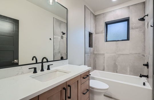 600 Arapahoe St &#8211; Web Quality &#8211; 018 &#8211; 20 604 2nd Floor Bathroom