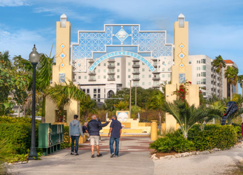 Sarasota,,Florida,-,January,15,,2021:,Sightseers,Enter,Bayfront,Park