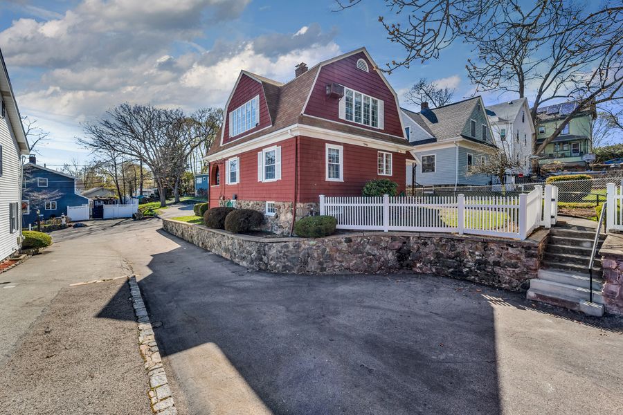 Follow us on instagran at @realestatetour