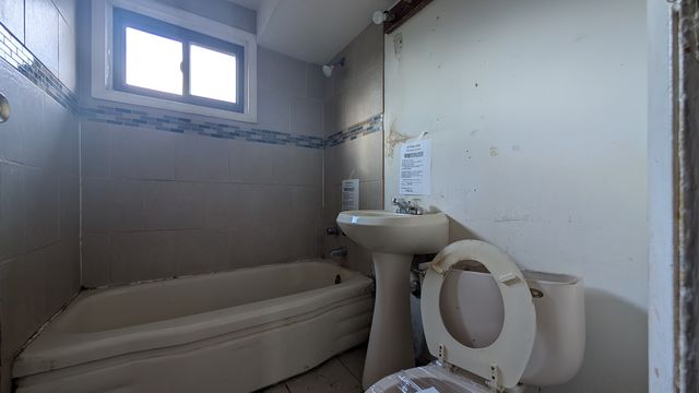 PXL_20241216_190810372