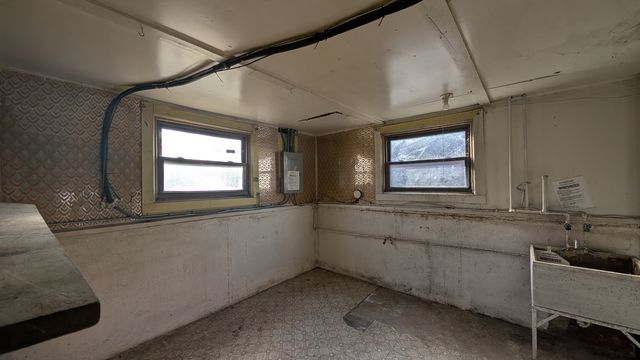 PXL_20241216_190859938