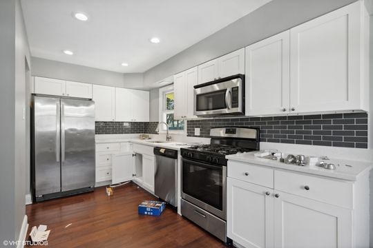 HD_1681399485932_04_18864GreenbayAve_177_Kitchen_MRED_2000x1333