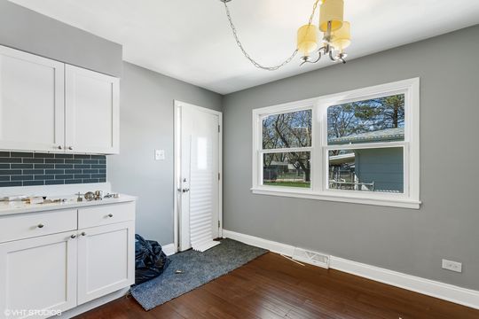 HD_1681399487272_06_18864GreenbayAve_369_DiningArea_MRED_2000x1333