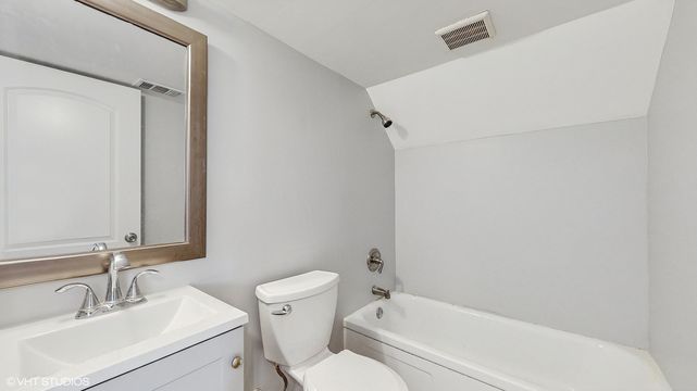 HD_1737136815275_23_3512WoodworthPl_2023_MRED_2000x1333