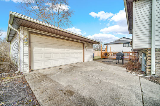 HD_1742221438118_Garage