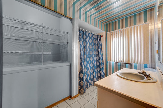 HD_1742221813960_Main_bathroom