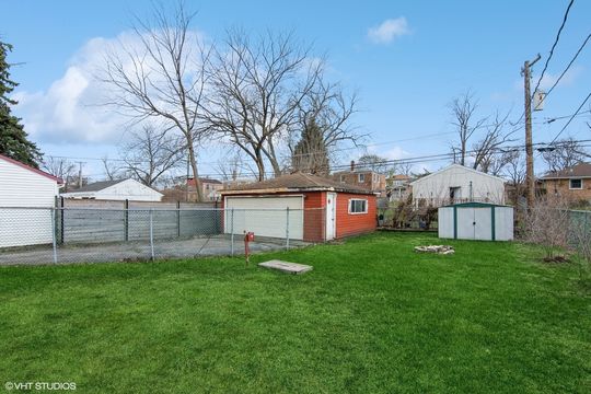 HD_1744133148984_04_600NIrvingAve_2006_MRED_2000x1333