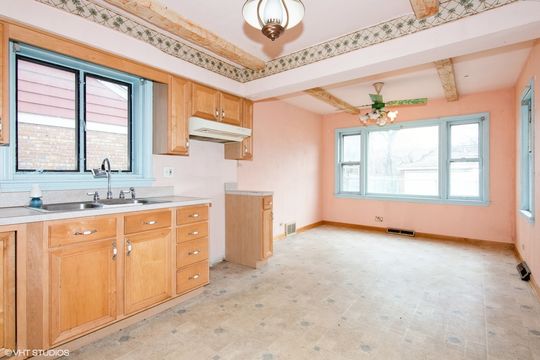 HD_1744133152466_07_600NIrvingAve_2012_MRED_2000x1333