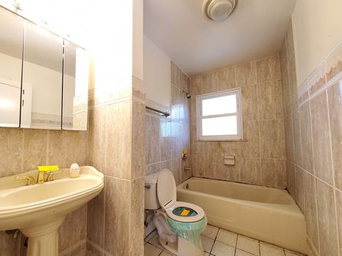 HD_1763415643893_28_Upstairs_Bath