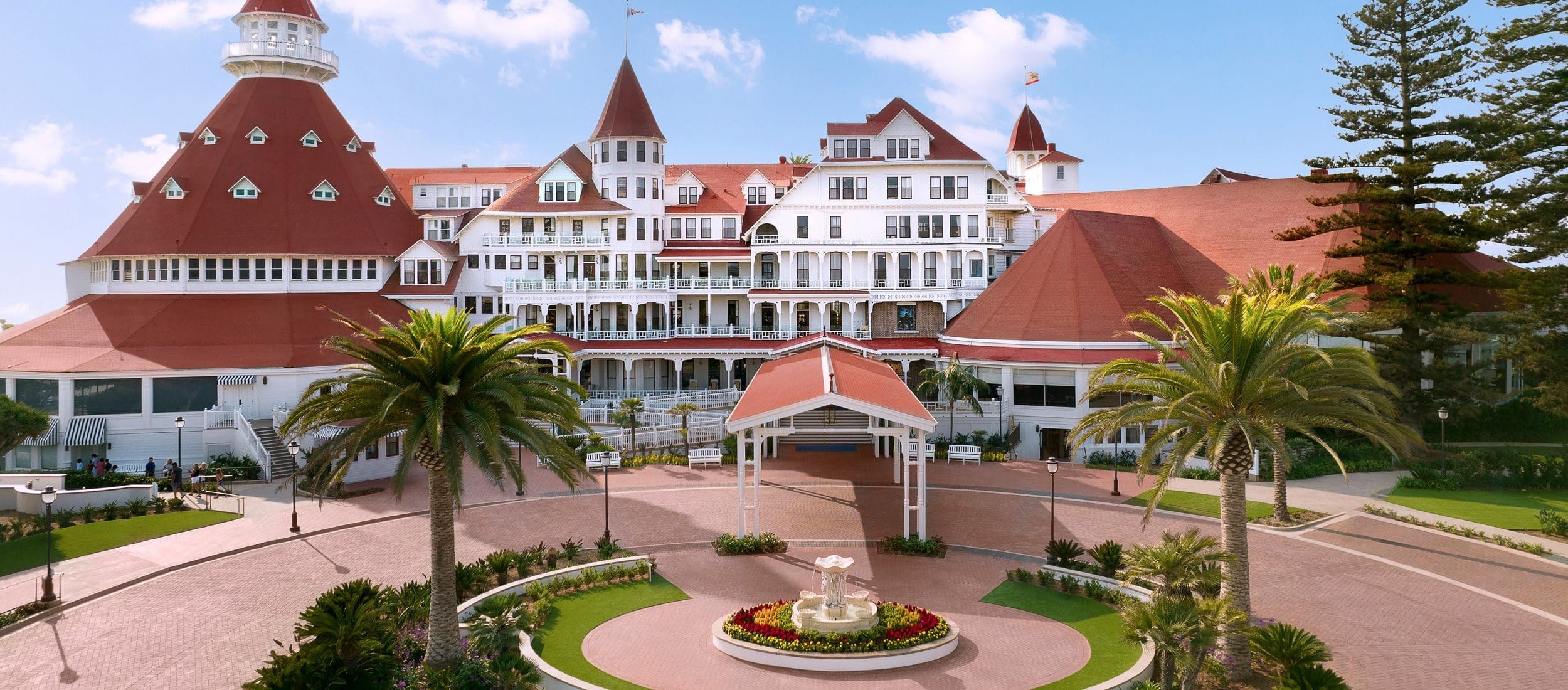 hotel-del-coronado-front-porch-entry-2500x1100-1