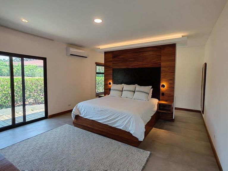 Llama Del Bosque Img 10