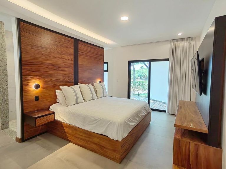 Llama Del Bosque Img 19