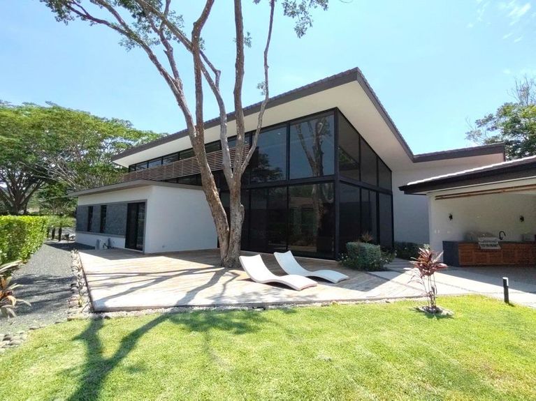 Llama Del Bosque Img 2