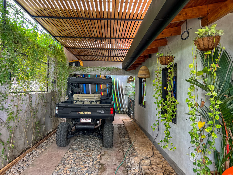 CASA BLACKBOX DRIVEWAY-2