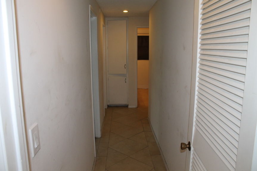 boa_1410annajeannedownstairshallwayjpg