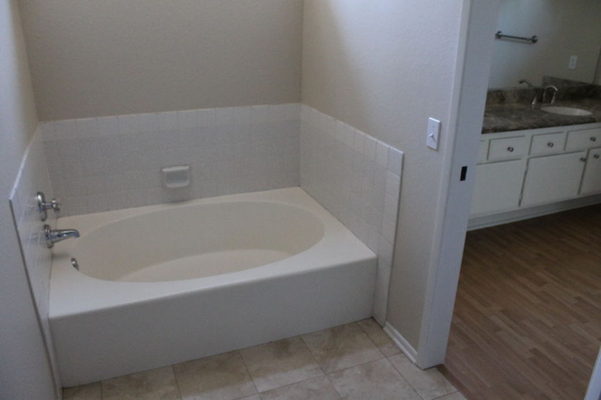 duc_212tanforanmasterbathtubjpg