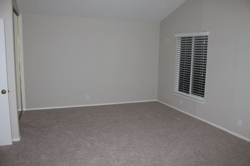 pog_6271hillsideupstairsmasterbedroomjpg