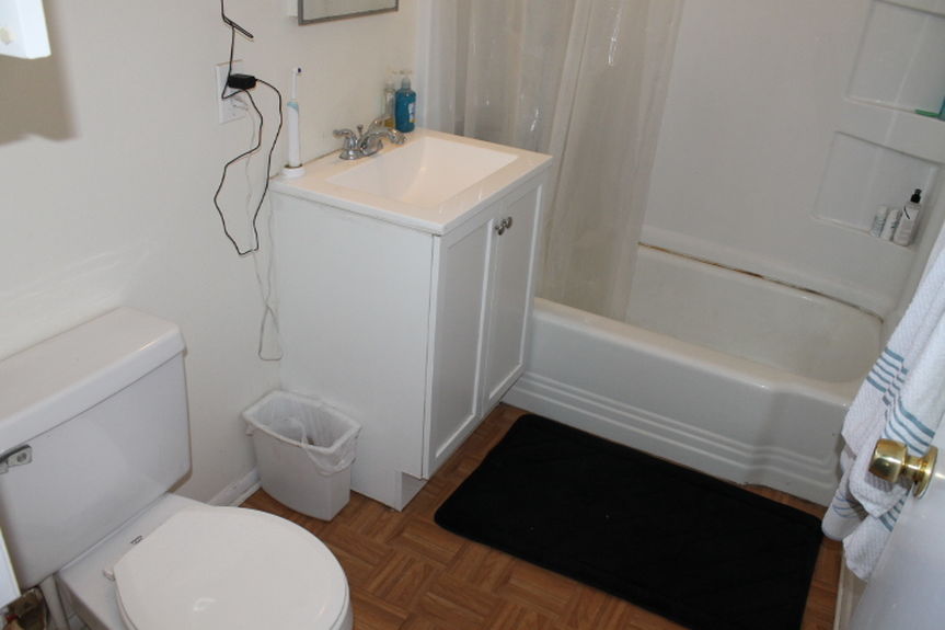 qho_1410annajeanneupstairsbathjpg