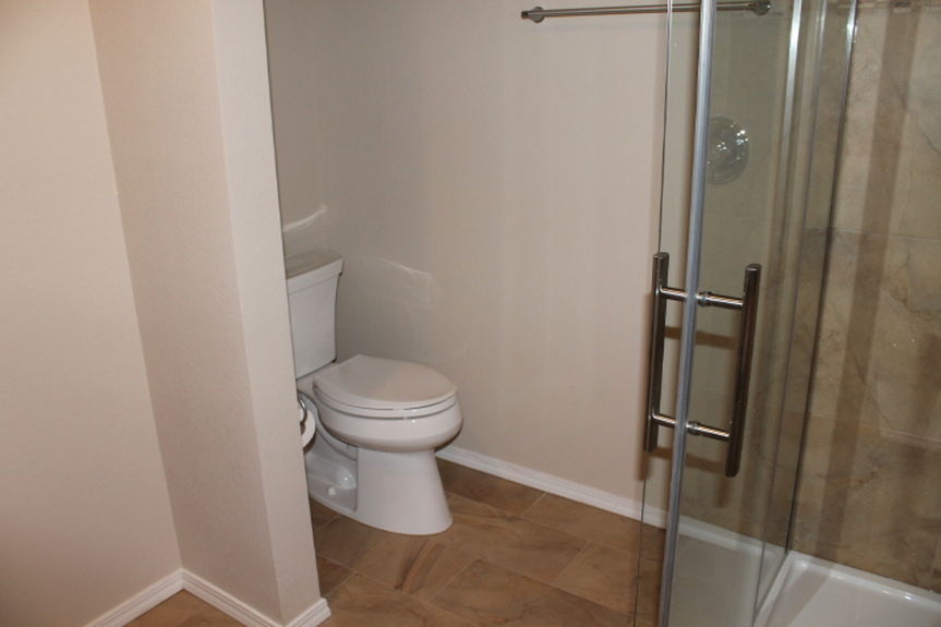 qnt_6271hillsidedownstairsmasterbathjpg