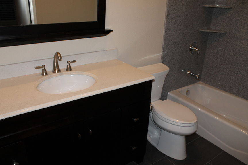 rlc_6271hillsideupstairsbathjpg