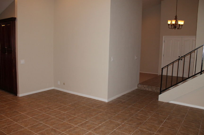 udf_6271hillsidediningroomsideviewjpg