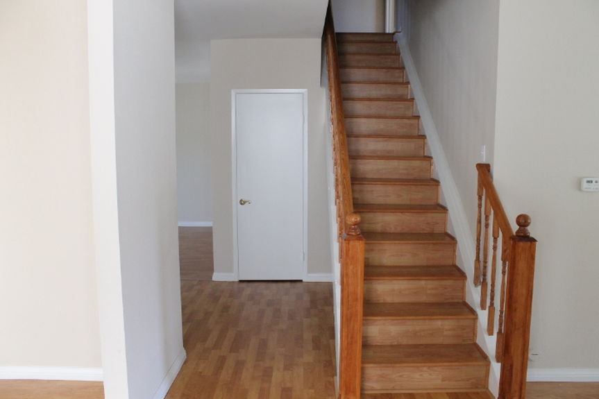 udr_212tanforanstairsjpg