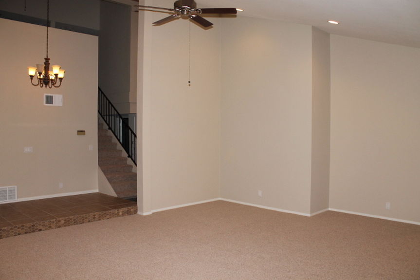 vlz_6271hillsidelivingroomsideviewjpg