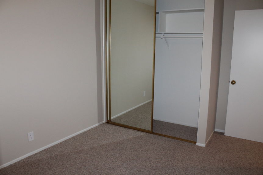 zzh_6271hillsideupstairsbedroomjpg
