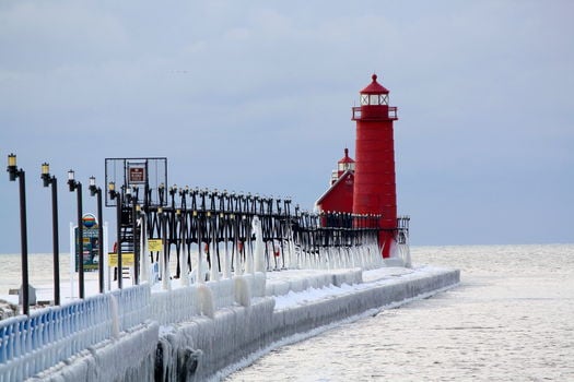 grand_haven_mi_lighthouses_in_winter
