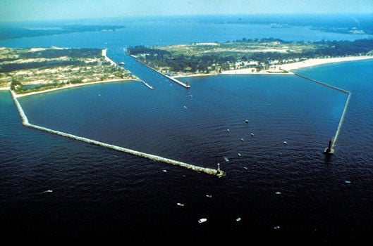 muskegon_michigan_harbor_entrance