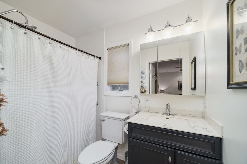 13200_Hopkins_Forest_Dr-02